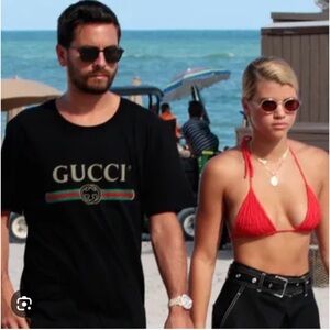 This pulover it’s inspired and it’s a XS not a XL like the sticker said